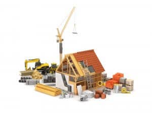 Schrägansicht auf teilgefertigten Einfamilienhaus-Rohbau mit rotem Ziegeldach sowie sichtbarem Holzständerwerk und Baukran