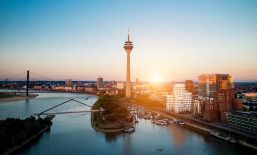 Vogelperspektive auf moderne Wohn- und Geschäftsbauten im Düsseldorfer Medienhafen mit Rheinturm
