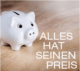 Nahaufnahme eines weißen Keramik-Sparschweins auf Holzfußboden mit Schriftzug Alles hat seinen Preis