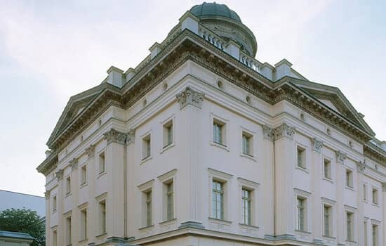 Eckansicht eines neoklassizistischen Stadthauses mit Kuppel und Pilasterfassade