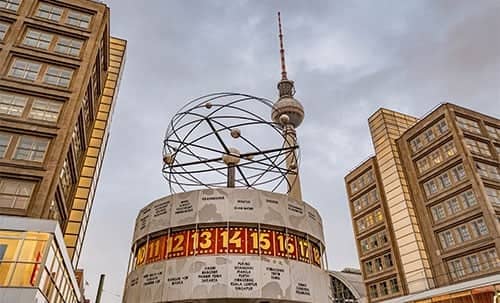 Alexanderplatz'daki dünya saati, küresel yıldızlı gökyüzü ve alçak bir perspektiften televizyon kulesi