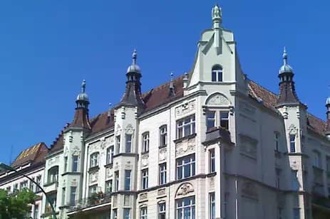 Mehrstöckiges Gründerzeit-Stadthaus mit Erkern, Ziergiebeln und zierlichen Türmchen aus leichter Froschperspektive