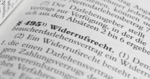 Zbliżenie otwartej książki prawniczej z zaznaczoną sekcją i paragrafami dotyczącymi prawa do odwołania