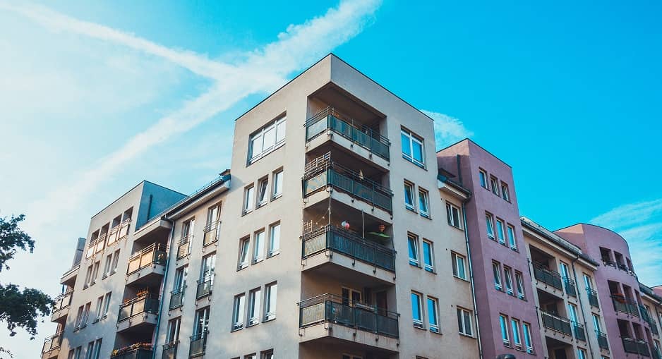 Balkonlu ve alttan açık renkli alçı cepheli çok katlı apartman binası