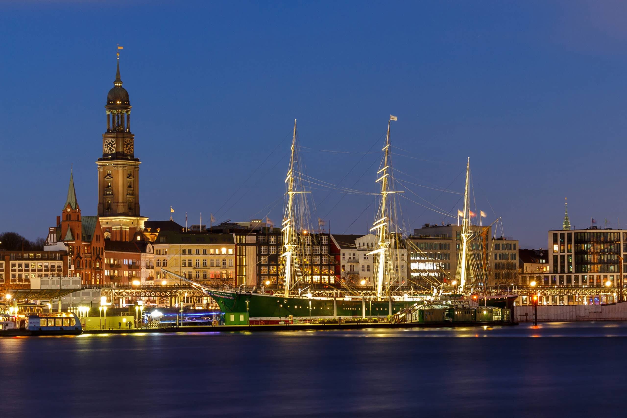 Case plurifamiliari sul lungomare all'imbrunire con facciata in mattoni di clinker e molo