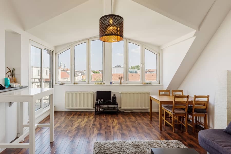 Wohnzimmer - Helle Dachgeschosswohnung nahe Boxhagener Platz sofort bezugsfrei