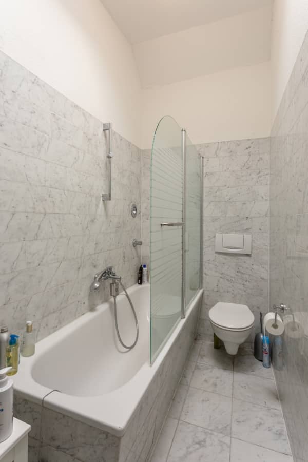 Badezimmer - Helle Dachgeschosswohnung nahe Boxhagener Platz sofort bezugsfrei