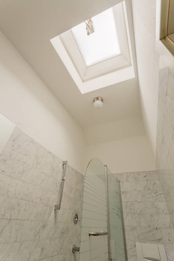 Badezimmer Oberlicht - Helle Dachgeschosswohnung nahe Boxhagener Platz sofort bezugsfrei