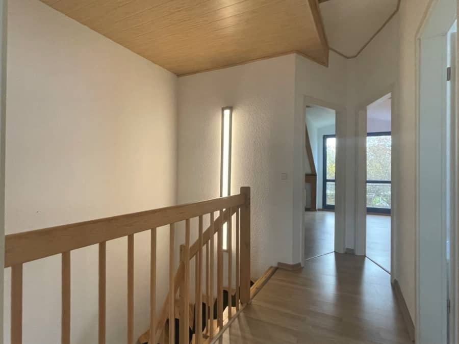 Flur 1.OG - Bezugsfreies Reihenendhaus!