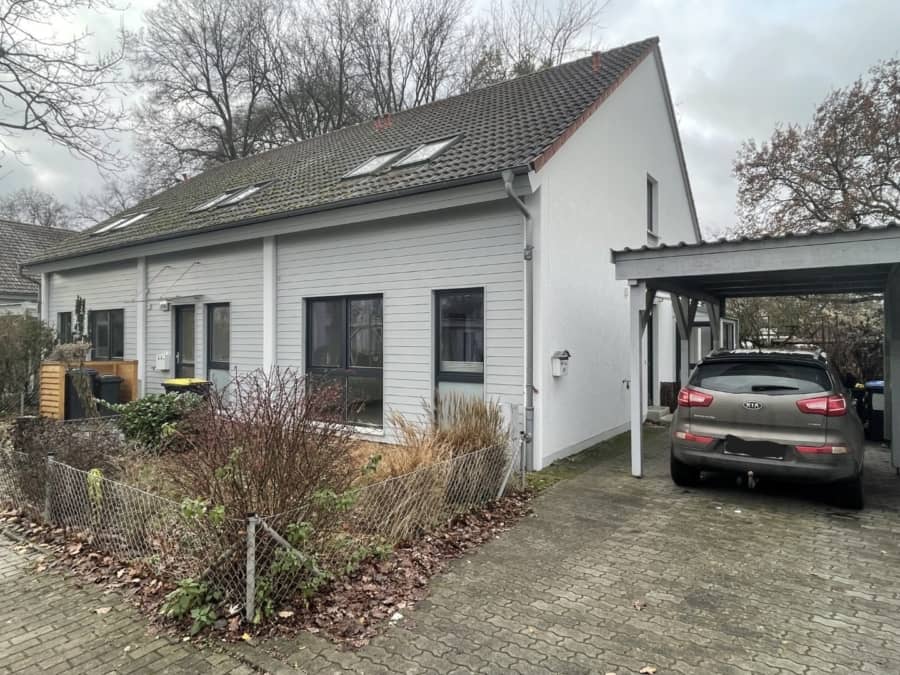 Hausansicht+Carport - Bezugsfreies Reihenendhaus!