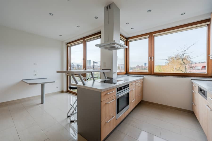 Küche mit traumhaftem Blick - Townhaus an der Rummelsburger Bucht – familienfreundlich mit 6 Zimmern