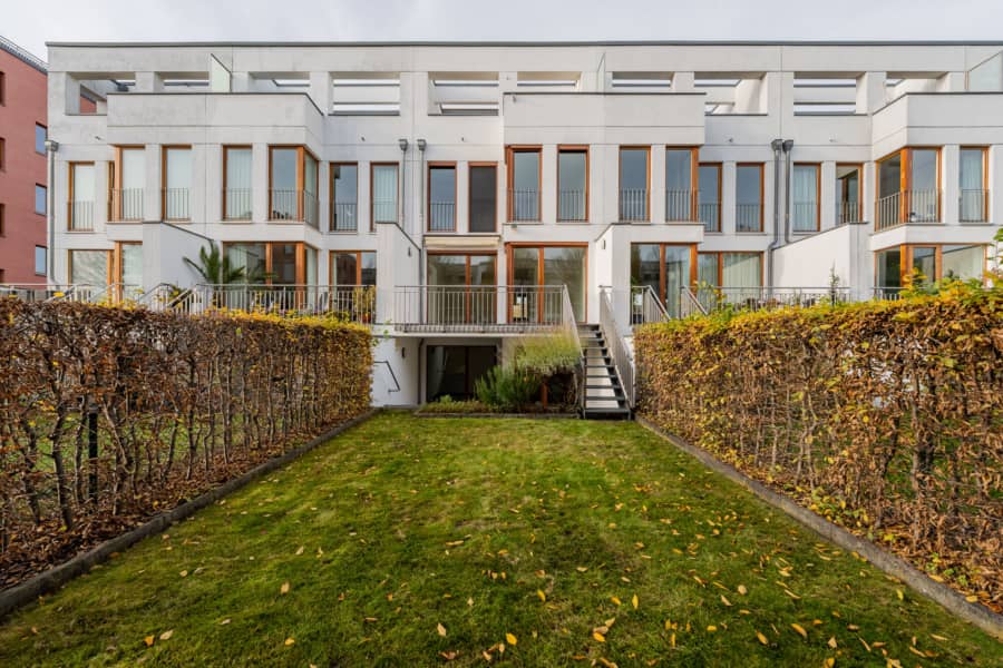 Garten und Gebäuderückseite - Townhaus an der Rummelsburger Bucht – familienfreundlich mit 6 Zimmern