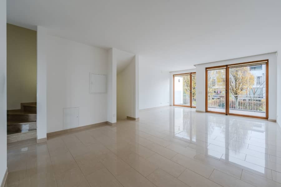 Wohnzimmer 1.OG mit Zugang Terrasse - Townhaus an der Rummelsburger Bucht – familienfreundlich mit 6 Zimmern