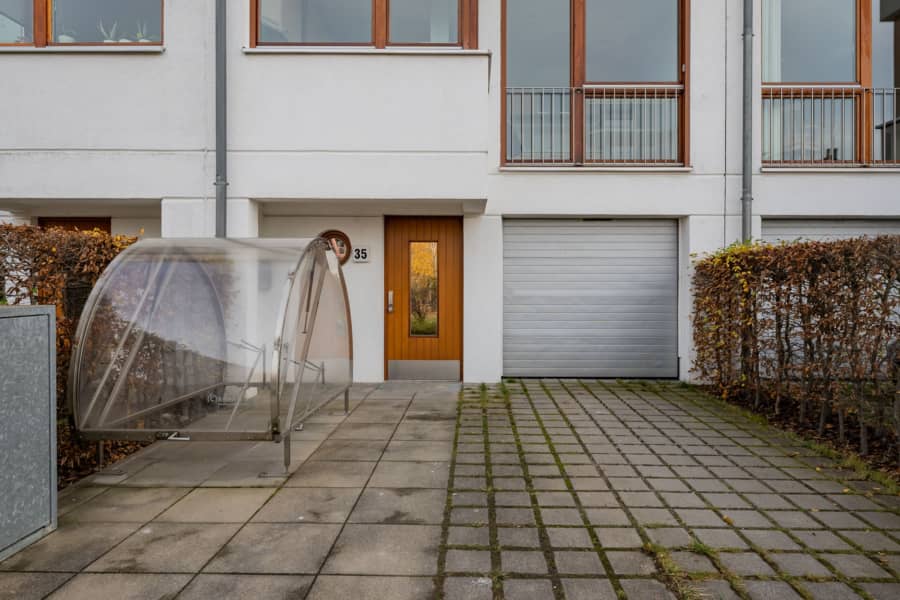 Hauseingang und Garage - Townhaus an der Rummelsburger Bucht – familienfreundlich mit 6 Zimmern
