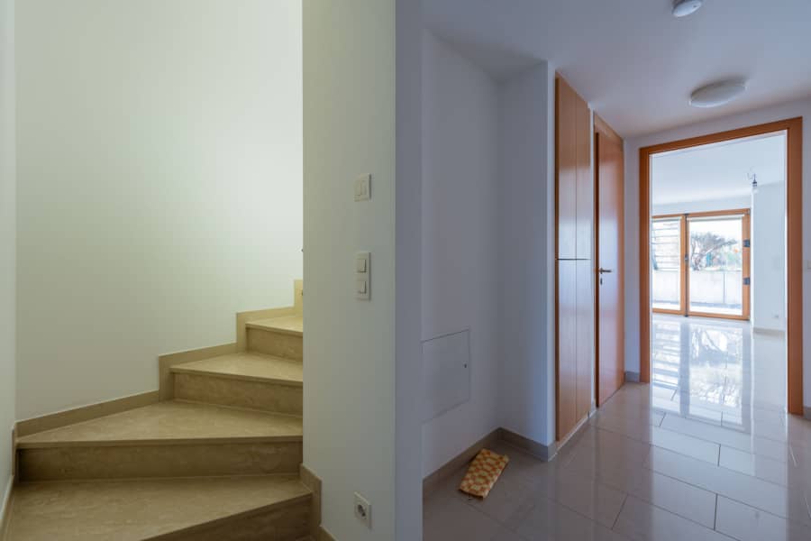 Treppe zum 1.OG - Townhaus an der Rummelsburger Bucht – familienfreundlich mit 6 Zimmern