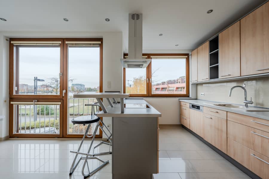 Küche mit traumhaftem Blick - Townhaus an der Rummelsburger Bucht – familienfreundlich mit 6 Zimmern