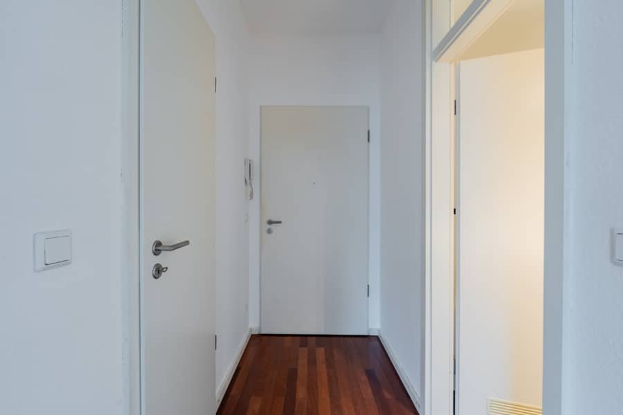 Moderner Eingangsflur mit Parkettboden - BEZUGSFREI – AM PARK PANKOW – Exklusive Eigentumswohnung in ganz besonderer Lage *PROVISIONSFREI*