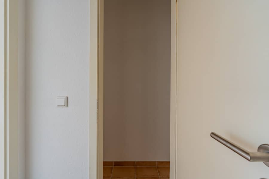 Flur mit offener Abstellraumtür - BEZUGSFREI – AM PARK PANKOW – Exklusive Eigentumswohnung in ganz besonderer Lage *PROVISIONSFREI*