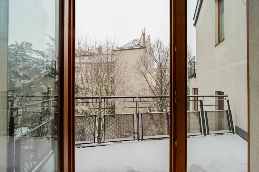 Stadtwohnung mit schneebedecktem Balkon - BEZUGSFREI – AM PARK PANKOW – Exklusive Eigentumswohnung in ganz besonderer Lage *PROVISIONSFREI*