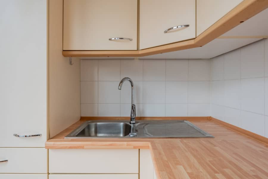 Helle Einbauküche mit Holzarbeitsplatte - BEZUGSFREI – AM PARK PANKOW – Exklusive Eigentumswohnung in ganz besonderer Lage *PROVISIONSFREI*