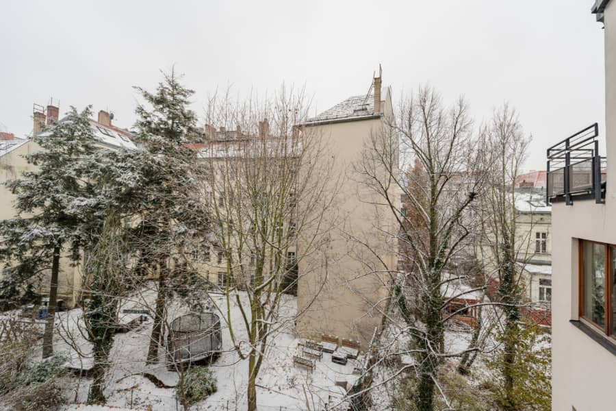 Verschneiter Innenhof urbaner Wohnanlage - BEZUGSFREI – AM PARK PANKOW – Exklusive Eigentumswohnung in ganz besonderer Lage *PROVISIONSFREI*