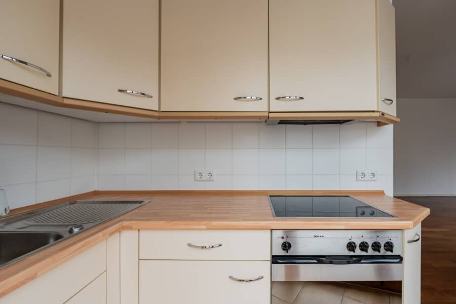 Helle Einbauküche mit Holzarbeitsplatte - BEZUGSFREI – AM PARK PANKOW – Exklusive Eigentumswohnung in ganz besonderer Lage *PROVISIONSFREI*