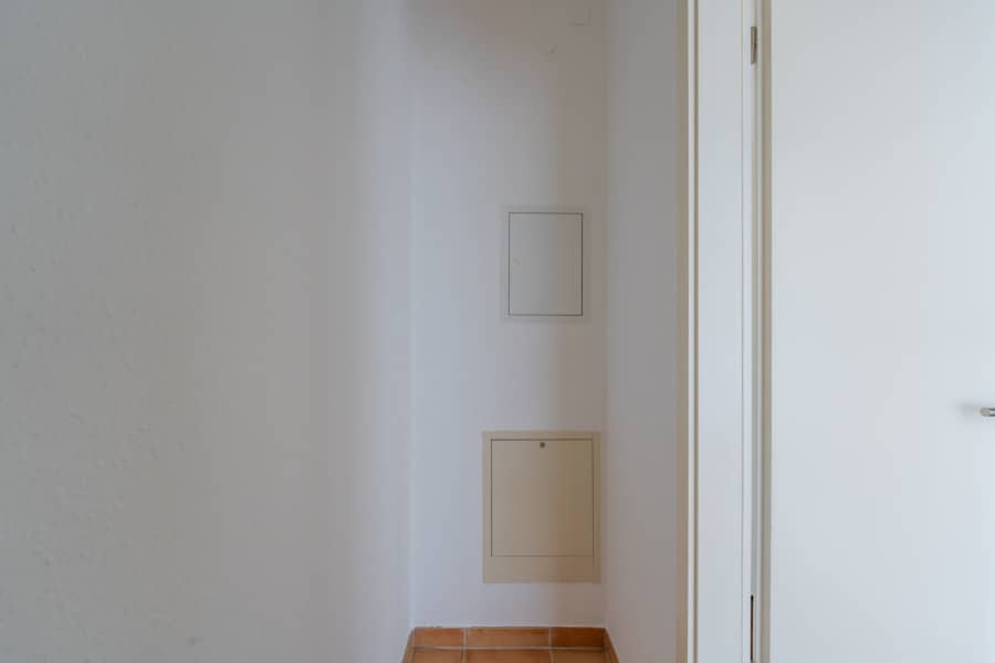 Schmaler Flur mit Versorgungsschränken - BEZUGSFREI – AM PARK PANKOW – Exklusive Eigentumswohnung in ganz besonderer Lage *PROVISIONSFREI*