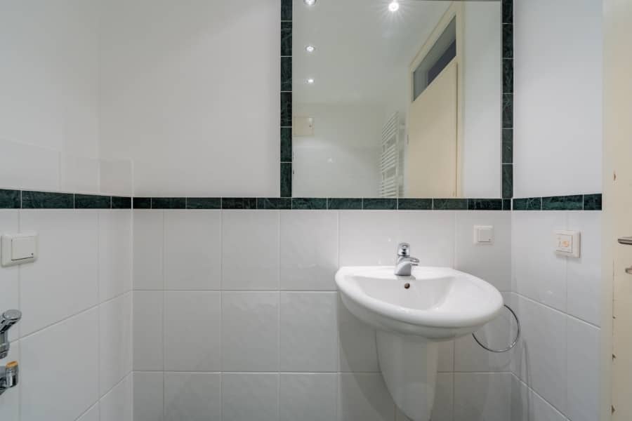 Modernes Gäste-WC mit Keramikwaschtisch - BEZUGSFREI – AM PARK PANKOW – Exklusive Eigentumswohnung in ganz besonderer Lage *PROVISIONSFREI*