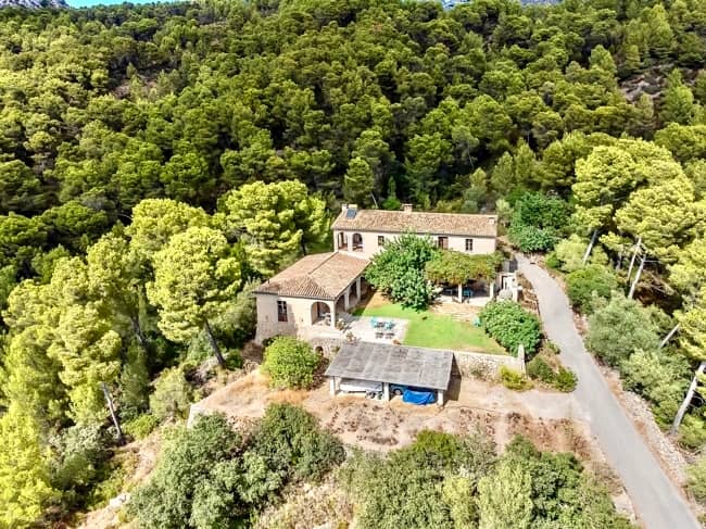 位于森林边缘的地中海式别墅，带车库 - 位于独特位置的马洛卡式别墅，带 5 间卧室、客房和游泳池，待售。