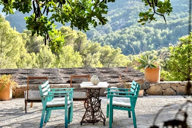 带休息区和全景的室外露台 - 位于独特位置的马洛卡庄园，有 5 间卧室、客房和游泳池，待售。