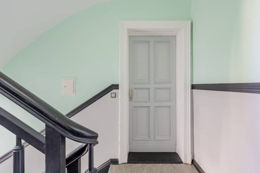Wohnungseingang im Altbauflur - Cozy Single Appartment – ready to move in from October 2024