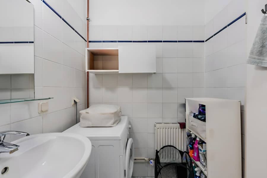 Badezimmer mit Waschmaschine und Regal - Cozy Single Appartment – ready to move in from October 2024
