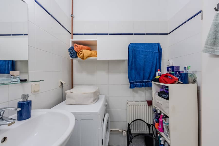 Moderne Stadtwohnung Badezimmer mit Waschmaschine - Cozy Single Appartment – ready to move in from October 2024