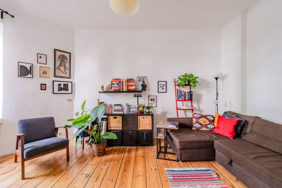 Altbauwohnung Wohnzimmer mit Parkett und Bücherregal - Cozy Single Appartment – ready to move in from October 2024