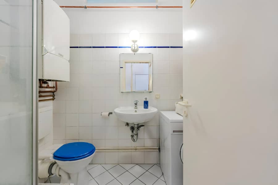 Kompaktes Apartmentbad mit Waschmaschine - Cozy Single Appartment – ready to move in from October 2024