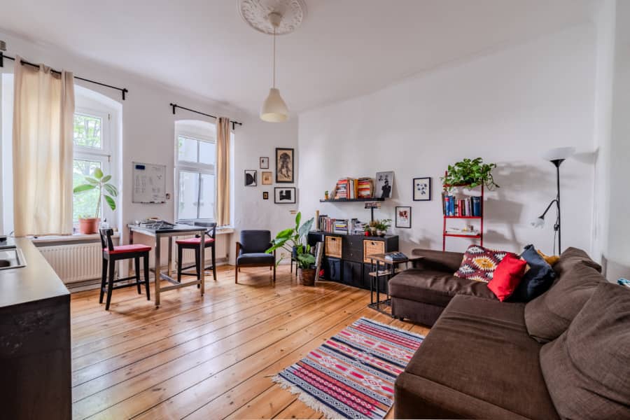 Heller Wohnbereich in Altbauwohnung mit Parkett - Cozy Single Appartment – ready to move in from October 2024