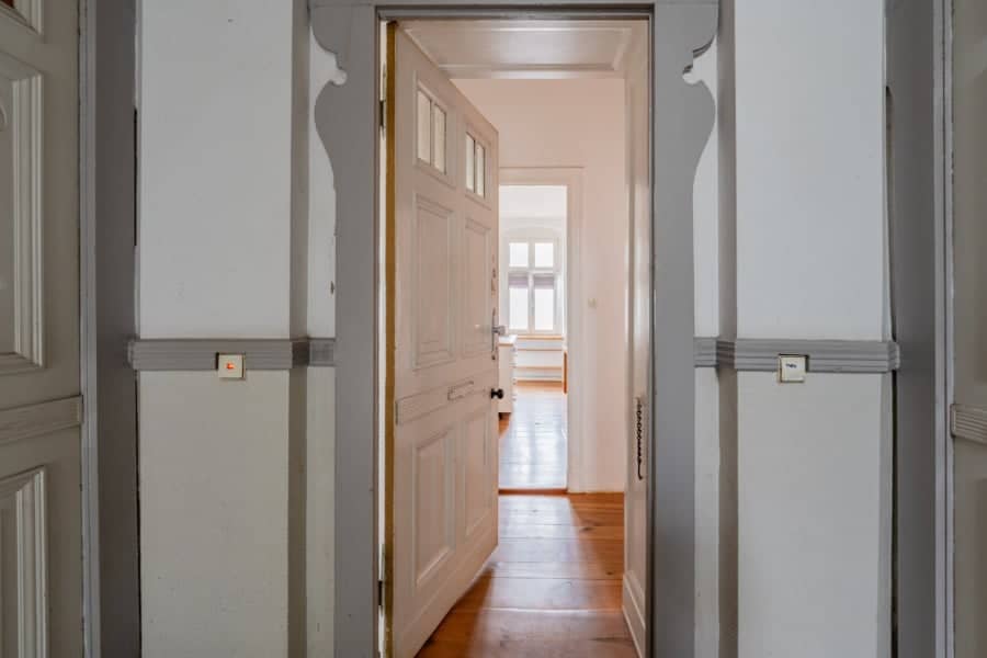 Blick vom Hausflur - BEZUGSFREI – Wunderschöne Stuck- Altbauwohnung zwischen Weserstraße und Sonnenallee