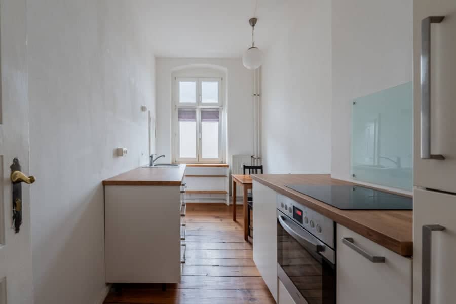 Helle Küche - BEZUGSFREI – Wunderschöne Stuck- Altbauwohnung zwischen Weserstraße und Sonnenallee