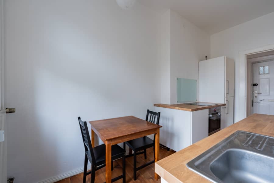 Küche mit Esstisch - BEZUGSFREI – Wunderschöne Stuck- Altbauwohnung zwischen Weserstraße und Sonnenallee