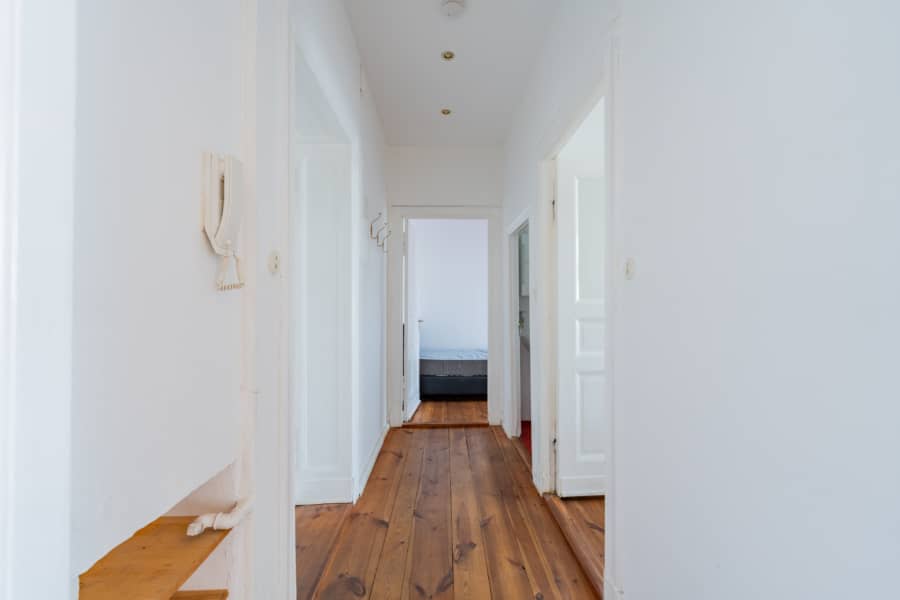 Blick in Schlafzimmer - BEZUGSFREI – Wunderschöne Stuck- Altbauwohnung zwischen Weserstraße und Sonnenallee