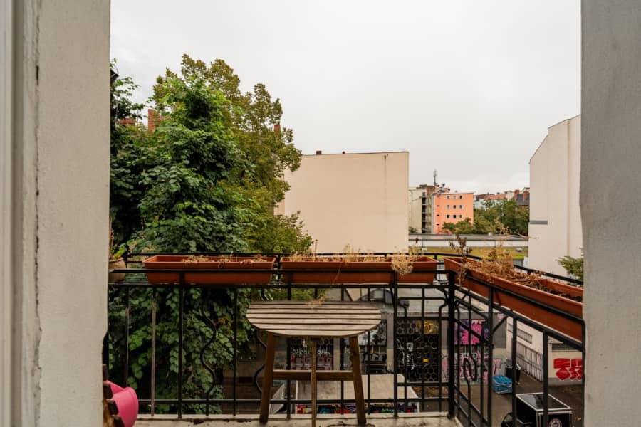 Schöner Balkon - BEZUGSFREI – Wunderschöne Stuck- Altbauwohnung zwischen Weserstraße und Sonnenallee