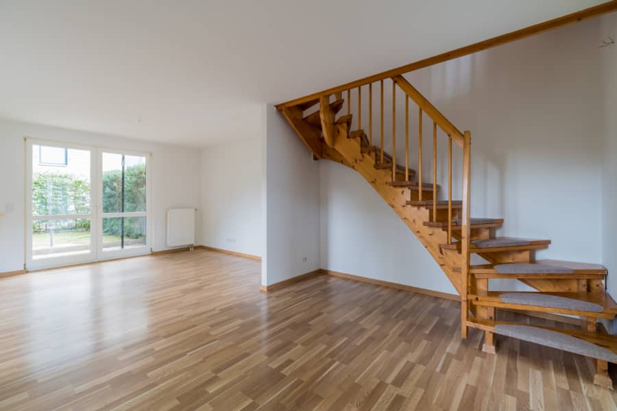 Wohnzimmer - Zugang 1.OG - Familientraum! Bezugsfreies Reihenendhaus in Falkensee