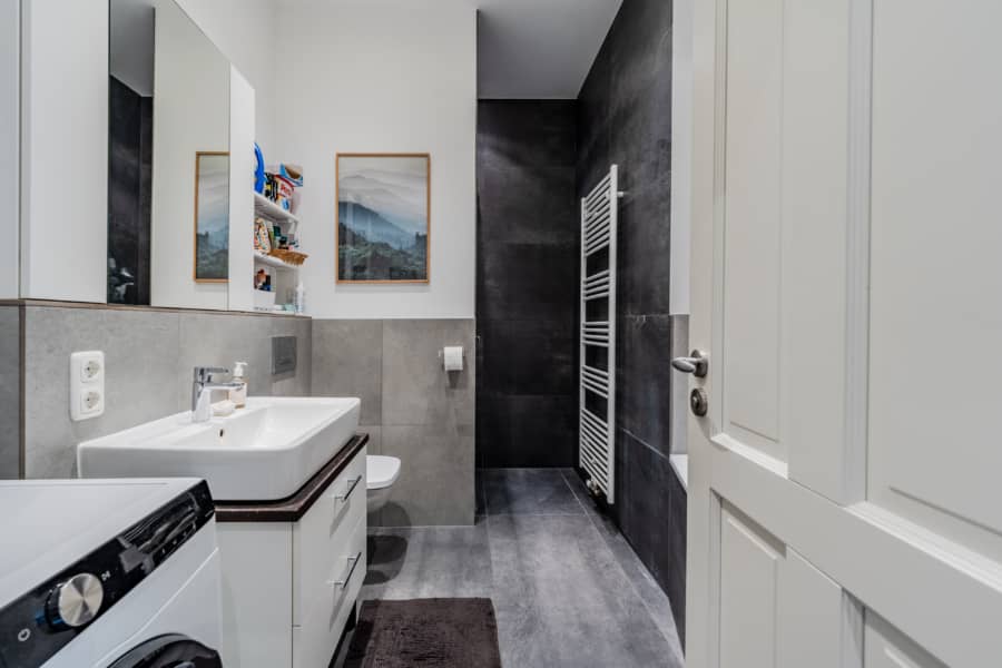 Badezimmer - Zeitlos schön: Helle 2-Zimmer-Wohnung mit Balkon in gefragter Lage