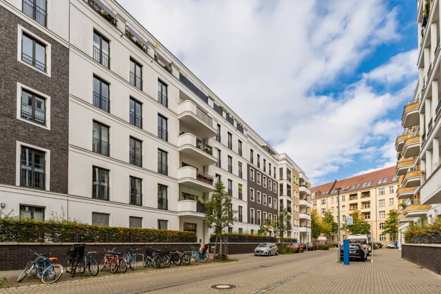 Außenansicht Wohnhaus - Zeitlos schön: Helle 2-Zimmer-Wohnung mit Balkon in gefragter Lage