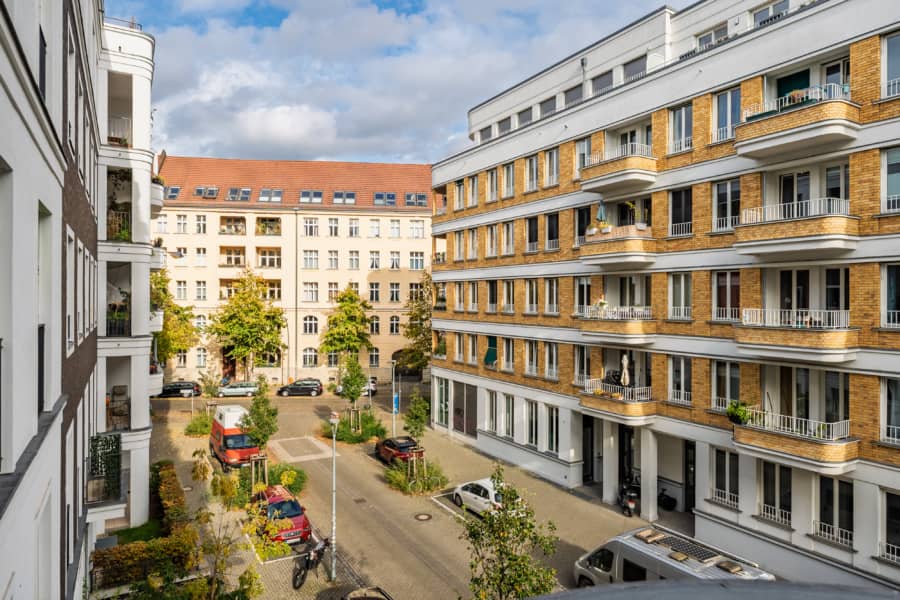 Blick vom Balkon - Zeitlos schön: Helle 2-Zimmer-Wohnung mit Balkon in gefragter Lage