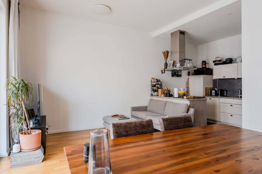 Wohnbereich mit offener Küche - Zeitlos schön: Helle 2-Zimmer-Wohnung mit Balkon in gefragter Lage