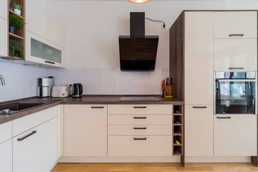 Stilvolle Einbauküche mit Weinfach - 0 Leben am Park / Living by the Park