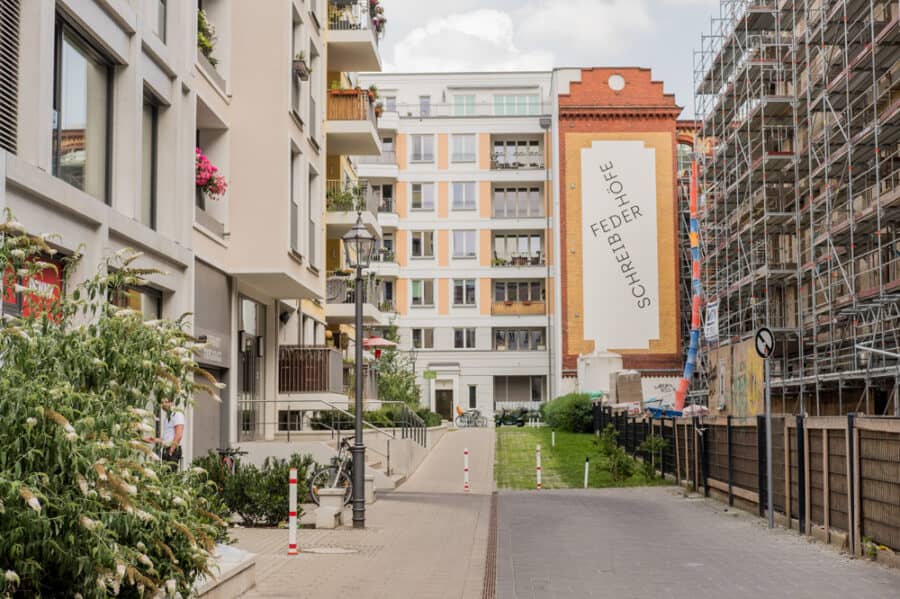 Moderner Wohnhof mit Balkonen und Klinkerfassade - 0 Leben am Park / Living by the Park