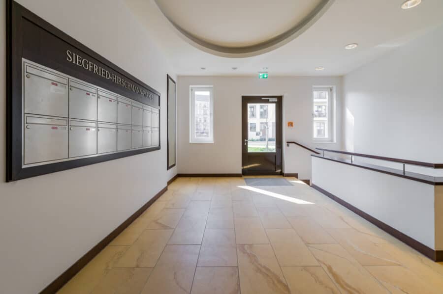 Mehrfamilienhaus-Eingangsbereich mit Briefkastenanlage - 0 Leben am Park / Living by the Park