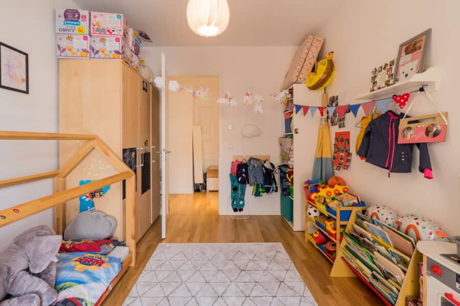 Helles Kinderzimmer mit Holzbett in Etagenwohnung - 0 Leben am Park / Living by the Park